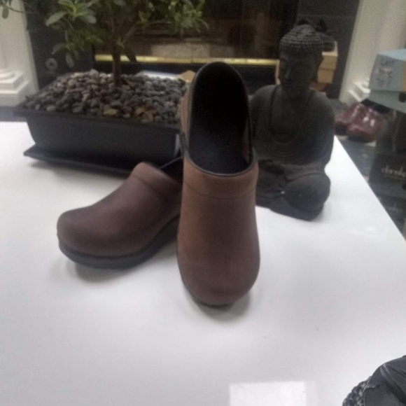 Sanita Signature Textured Oil Clogs NEW - Picture 2 of 4